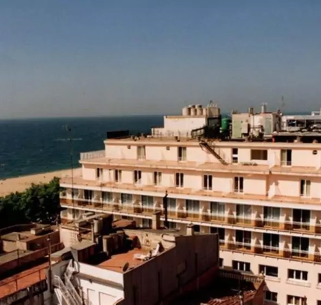 <p>380 plazas</p>
<p>Calella / Barcelona.</p>
<p>Cambio de categor&iacute;a de 1 a 3 estrellas.</p>
<p>Reforma integral del edificio incl. Interiorismo.</p>
<p>P. b&aacute;sico, P. ejecuci&oacute;n, Dir. obra, gesti&oacute;n obra,</p>
<p>P. de actividad / medioambiental.</p>
<p>(CARONIA S.A.)</p>