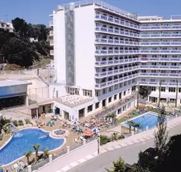 <p>450 plazas.</p>
<p>Cambio de categor&iacute;a de 2 a 3 estrellas.</p>
<p>Reforma integral y creaci&oacute;n de nuevo espacio exterior de jard&iacute;n y piscinas.</p>
<p>(KENT, S.A)</p>
