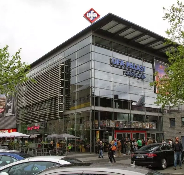 <p>10 Salas, 3.000 plazas</p>
<p>Dusseldorf / RKW</p>
<p>P. básico, P. ejecución.</p>
<p>(Cargo: Arquitecto Senior colaborante en equipo.)</p>