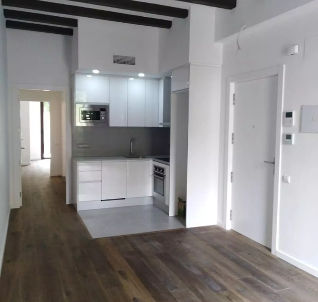 <p>Gran reforma con remonta del Siglo XIX</p>
<p>Sup. Const.: 840 m2</p>
<p>8 viviendas + 2 Locales</p>
<p>Barcelona / Sant Martí</p>
<p>Sup. utíl.: 790 m</p>