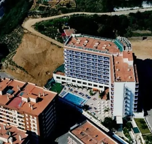 <p>450 plazas.</p>
<p>Cambio de categor&iacute;a de 2 a 3 estrellas.</p>
<p>Reforma integral y creaci&oacute;n de nuevo espacio exterior de jard&iacute;n y piscinas.</p>
<p>(KENT, S.A)</p>