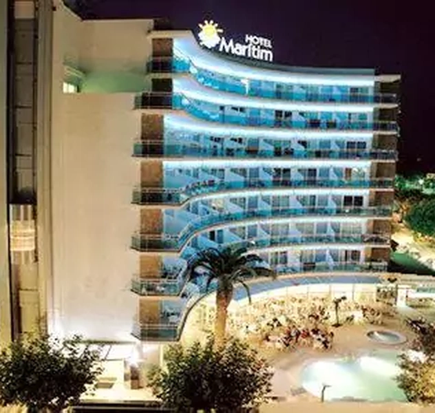 <p>374 plazas</p>
<p>Calella / Barcelona.</p>
<p>Gran rehabilitaci&oacute;n de edificio preexistente</p>
<p>absoleto, para nuevo uso como Hotel de</p>
<p>categor&iacute;a 3 estrellas.</p>
<p>P. b&aacute;sico, P. ejecuci&oacute;n, Dir. obra.</p>
<p>(GHT- HOTELS)</p>