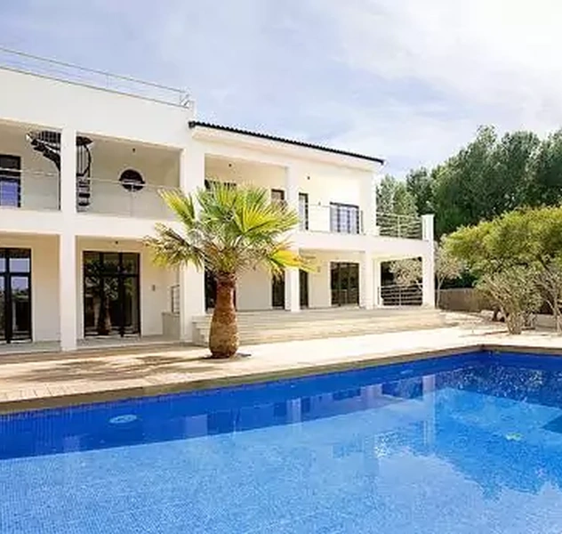 <p>Santa Ponsa/ Mallorca</p>
<p>Sup. Const.: 300 m2</p>
<p>Sup. utíl: 348 m2</p>
<p>(Particular)</p>