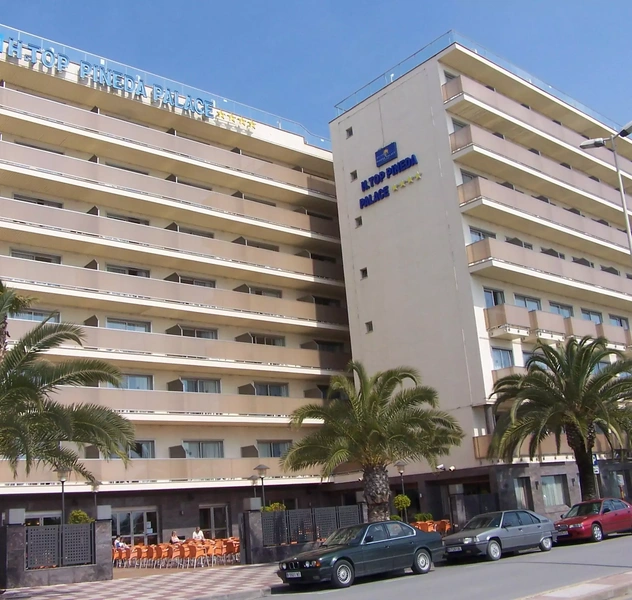 <p>380 plazas</p>
<p>Pineda de Mar / Barcelona</p>
<p>Cambio de categor&iacute;a de 1 estrella a hotel 4 estrellas</p>
<p>Reforma integral estructural con remonta, vaciado completo,</p>
<p>reparaci&oacute;n estructural y nueva distribuci&oacute;n,</p>
<p>realizaci&oacute;n del dise&ntilde;o e interiorismo completo</p>
<p>interior y exterior. Proyecto b&aacute;sico, P. ejecuci&oacute;n, Proyecto</p>
<p>medioambiental, direcci&oacute;n y coordinaci&oacute;n de la obra.</p>
<p>(H-TOP HOTELS GROUP)</p>