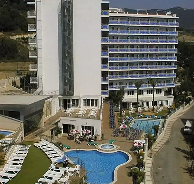 <p>450 plazas.</p>
<p>Cambio de categor&iacute;a de 2 a 3 estrellas.</p>
<p>Reforma integral y creaci&oacute;n de nuevo espacio exterior de jard&iacute;n y piscinas.</p>
<p>(KENT, S.A)</p>