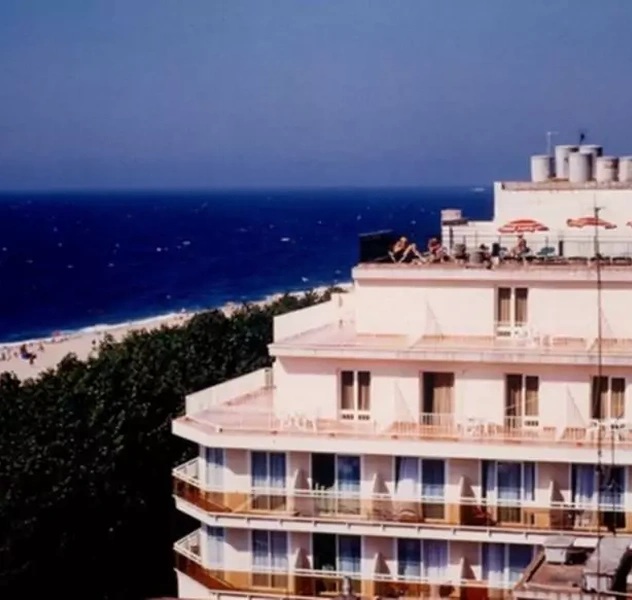 <p>380 plazas</p>
<p>Calella / Barcelona.</p>
<p>Cambio de categor&iacute;a de 1 a 3 estrellas.</p>
<p>Reforma integral del edificio incl. Interiorismo.</p>
<p>P. b&aacute;sico, P. ejecuci&oacute;n, Dir. obra, gesti&oacute;n obra,</p>
<p>P. de actividad / medioambiental.</p>
<p>(CARONIA S.A.)</p>