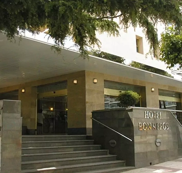 <p>340 plazas</p>
<p>Calella / Barcelona</p>
<p>Reforma de zona del lobby y hall</p>
<p>Nuevo dise&ntilde;o de la entrada principal.</p>
<p>P. b&aacute;sico, P. ejecuci&oacute;n, Dir. obra, interiorismo.</p>
<p>(BEST HOTELS GROUP)</p>