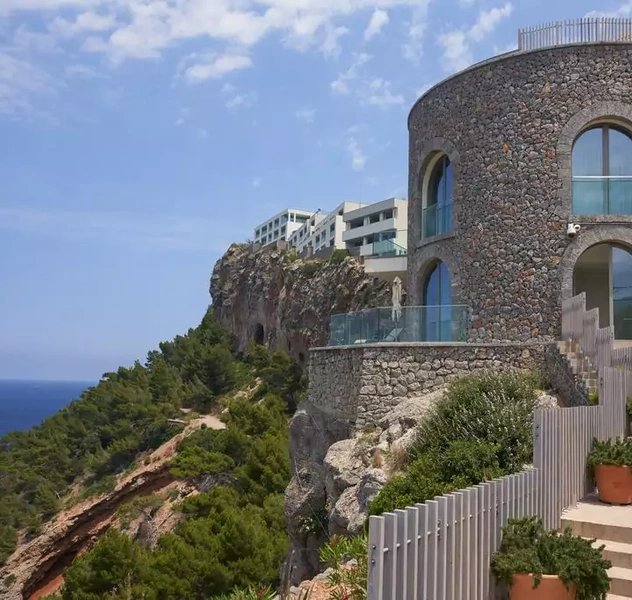 <p>240 Beds</p>
<p>Port de Soller / Majorca / Spain</p>
<p>In colaboration with Architekten RKW Düsseldorf / Germany</p>
<p>Project for the new interior distribution of spaces, new exploitation concept for the hotel.</p>
<p>(PLOENZKE), actually owned by  