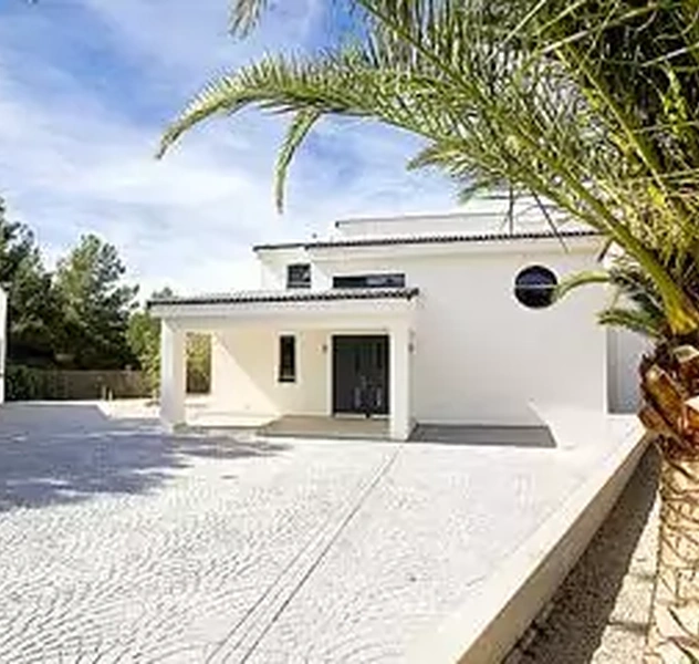 <p>Santa Ponsa/ Mallorca</p>
<p>Sup. Const.: 300 m2</p>
<p>Sup. utíl: 348 m2</p>
<p>(Particular)</p>