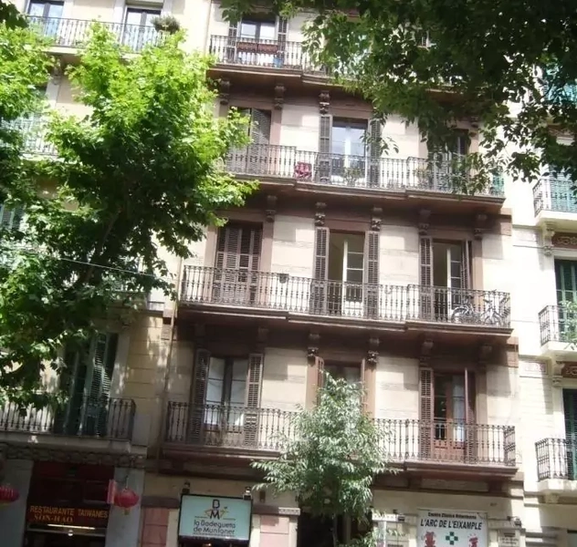 <p>Barcelona / C. Muntaner Eixample</p>
<p>Conversi&oacute;n en apartamentos tur&iacute;sticos de lujo</p>
