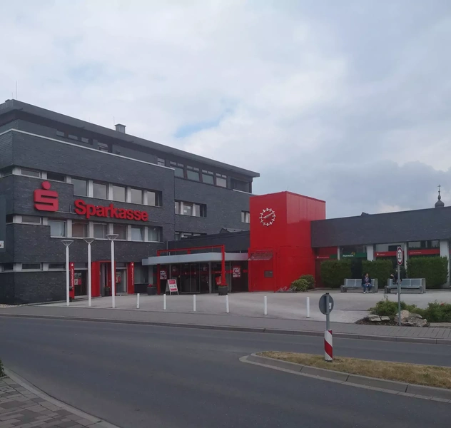 <p>170 plazas.</p>
<p>Radevormwald / NRW / Alemania.</p>
<p>Cambio de un edificio de banco a un hotel de 3 estrellas plus.</p>
<p>Proyecto de reforma integral del edificio incl. Interiorismo de todos sus habitaciones y espacios.</p>
<p>(Bergische Projektentwicklung GmbH)</p>