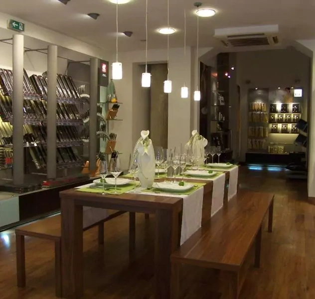 <p>Barcelona / Barrio Gótico</p>
<p>Tienda de objetos de cuchillería,</p>
<p>manicura de alta precisión y profesional</p>
<p>P. básico, P. ejec., Dir. obra, diseño.</p>