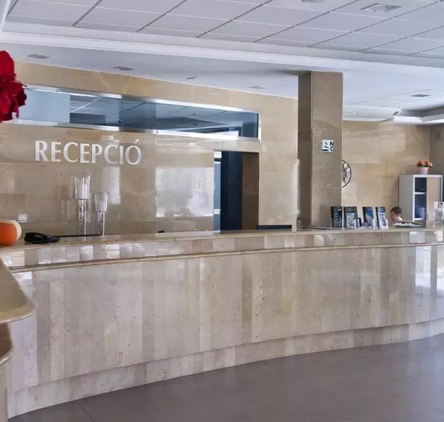 <p>340 plazas</p>
<p>Calella / Barcelona</p>
<p>Reforma de zona del lobby y hall</p>
<p>Nuevo dise&ntilde;o de la entrada principal.</p>
<p>P. b&aacute;sico, P. ejecuci&oacute;n, Dir. obra, interiorismo.</p>
<p>(BEST HOTELS GROUP)</p>