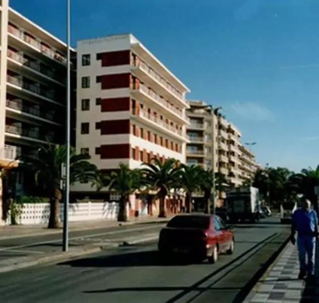 <p>380 plazas</p>
<p>Pineda de Mar / Barcelona</p>
<p>Cambio de categor&iacute;a de 1 estrella a hotel 4 estrellas</p>
<p>Reforma integral estructural con remonta, vaciado completo,</p>
<p>reparaci&oacute;n estructural y nueva distribuci&oacute;n,</p>
<p>realizaci&oacute;n del dise&ntilde;o e interiorismo completo</p>
<p>interior y exterior. Proyecto b&aacute;sico, P. ejecuci&oacute;n, Proyecto</p>
<p>medioambiental, direcci&oacute;n y coordinaci&oacute;n de la obra.</p>
<p>(H-TOP HOTELS GROUP)</p>