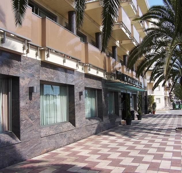 <p>380 plazas</p>
<p>Pineda de Mar / Barcelona</p>
<p>Cambio de categor&iacute;a de 1 estrella a hotel 4 estrellas</p>
<p>Reforma integral estructural con remonta, vaciado completo,</p>
<p>reparaci&oacute;n estructural y nueva distribuci&oacute;n,</p>
<p>realizaci&oacute;n del dise&ntilde;o e interiorismo completo</p>
<p>interior y exterior. Proyecto b&aacute;sico, P. ejecuci&oacute;n, Proyecto</p>
<p>medioambiental, direcci&oacute;n y coordinaci&oacute;n de la obra.</p>
<p>(H-TOP HOTELS GROUP)</p>