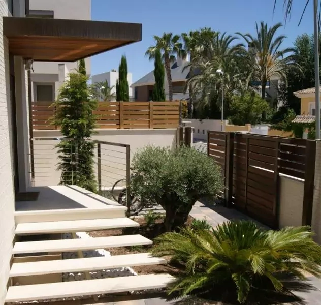 <p>Alicante</p>
<p>Sup. Const.: 365 m2</p>
<p>Sup. utíl.: 340 m</p>