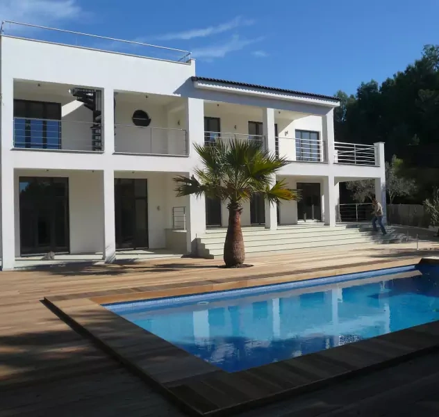 <p>Santa Ponsa/ Mallorca</p>
<p>Sup. Const.: 300 m2</p>
<p>Sup. utíl: 348 m2</p>
<p>(Particular)</p>