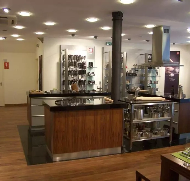 <p>Barcelona / Barrio Gótico</p>
<p>Tienda de objetos de cuchillería,</p>
<p>manicura de alta precisión y profesional</p>
<p>P. básico, P. ejec., Dir. obra, diseño.</p>