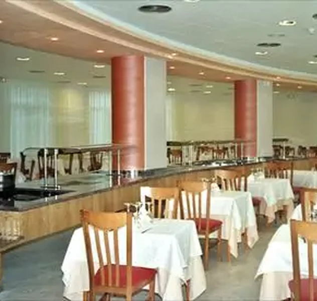 <p>374 plazas</p>
<p>Calella / Barcelona.</p>
<p>Gran rehabilitaci&oacute;n de edificio preexistente</p>
<p>absoleto, para nuevo uso como Hotel de</p>
<p>categor&iacute;a 3 estrellas.</p>
<p>P. b&aacute;sico, P. ejecuci&oacute;n, Dir. obra.</p>
<p>(GHT- HOTELS)</p>