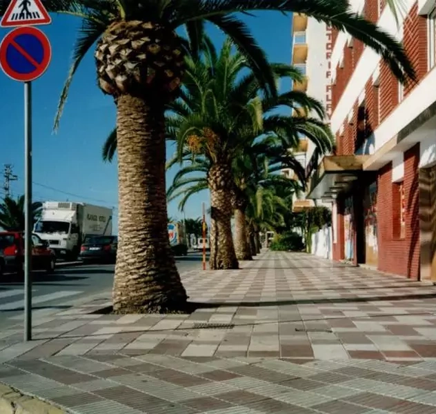 <p>380 plazas</p>
<p>Pineda de Mar / Barcelona</p>
<p>Cambio de categor&iacute;a de 1 estrella a hotel 4 estrellas</p>
<p>Reforma integral estructural con remonta, vaciado completo,</p>
<p>reparaci&oacute;n estructural y nueva distribuci&oacute;n,</p>
<p>realizaci&oacute;n del dise&ntilde;o e interiorismo completo</p>
<p>interior y exterior. Proyecto b&aacute;sico, P. ejecuci&oacute;n, Proyecto</p>
<p>medioambiental, direcci&oacute;n y coordinaci&oacute;n de la obra.</p>
<p>(H-TOP HOTELS GROUP)</p>