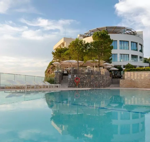 <p>240 Beds</p>
<p>Port de Soller / Majorca / Spain</p>
<p>In colaboration with Architekten RKW Düsseldorf / Germany</p>
<p>Project for the new interior distribution of spaces, new exploitation concept for the hotel.</p>
<p>(PLOENZKE), actually owned by  